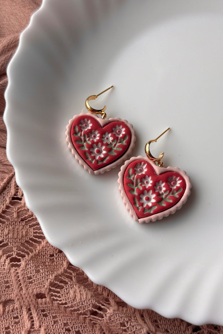 Scalloped Hearts, Red Center